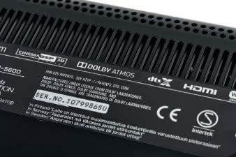 Obudowa YSP-5600 jest wysoka i dość pękata,
wewnątrz znajduje się 46 końcówek mocy, znaczną
część tylnego panelu zajmują szczeliny potrzebne
do chłodzenia.