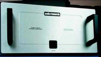 Duże uchwyty nawiązują do sprzętu profesjonalnego, a ponieważ recenzenci Audio
są profesjonalistami, więc i dla nich okazują się, one bardzo pomocne.