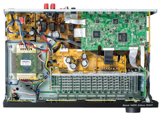 Także tutaj, podobnie jak w Denonie, końcówki mocy są tranzystorowe. Na płytce z układami cyfrowymi uwagę zwraca chip Yamaha DSP, odpowiadający za wiele kluczowych nastawień i operacji.