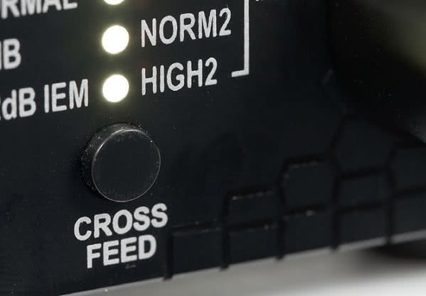 Firmową atrakcją jest system CrossFeed – poprawiacz efektów przestrzennych (kulejących w normalnym odsłuchu słuchawkowym).