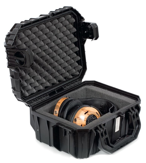 Gruby i ciężki kuferek zabezpieczy słuchawki nawet w bardzo trudnych sytuacjach, z których my sami możemy nie wyjść cało… Ale słuchawki po nas zostaną.