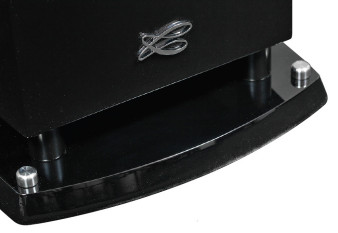 Odstęp między cokołem
a skrzynią nie jest tylko dekoracją – w dolnej ściance
zainstalowano otwór bas-reflks.