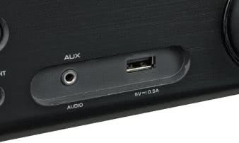 Poprzez gniazdo USB,
Yamaha błyskawicznie „wczytuje”
z pendrajwów nazwy folderów. Ich obsługa jest
szybka i wyjątkowo prosta, nawet bez OSD.
Nośniki inne niż pendrajwy i przenośne HDD
nie są rozpoznawane.