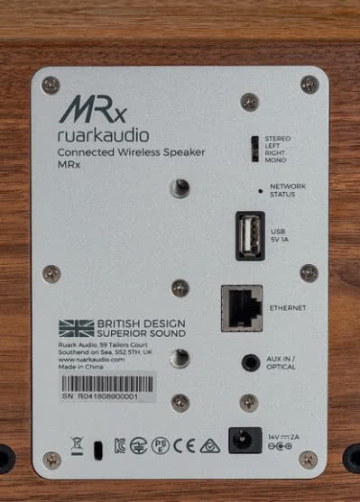 MRx został wyposażony nie tylko w wejścia dla sygnałów audio (analogowe/ cyfrowe), ale także w złącze USB pozwalające odtwarzać pliki z pendrajwów.