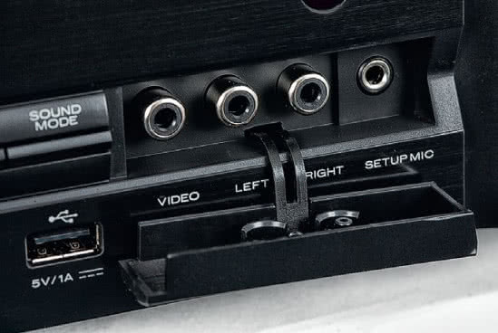 Prostokątny kawałek plastiku kryje podręczne wejście składające się z analogowego audio na RCA oraz wizyjnego komponentu. Na przednim panelu są także nowocześniejsze przyłącza – USB oraz HDMI.