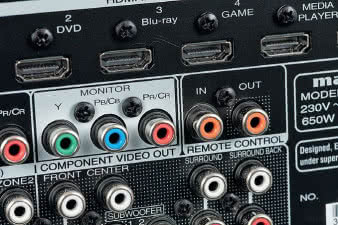 Analogowe wyjście komponent na monitor to dzisiaj
prawdziwa rzadkość. Dodatkowo urządzenie dysponuje
także wizyjnym wyjściem kompozyt (nie mówiąc
o wejściach, które również są tu obecne).