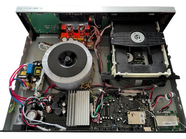 Hybrydowy system audio Taga Harmony HTR-1500CD - wnętrze