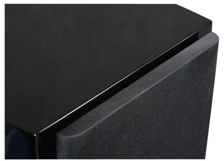 Cienka maskownica trzyma się na magnesach, zakrywa cały front i stapia się z bryłą obudowy polakierowaną na "piano black", ale dostępne są też inne wersje kolorystyczne.
