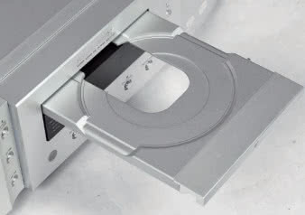 Solidna, odlewana
tacka porusza się cicho
i płynnie.