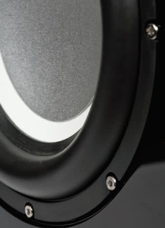 Membrany głośników modeli T/7i i T/9i mają metalizującą
barwę, ale prawdopodobnie ich zasadniczym
materiałem pozostaje gruba celuloza.