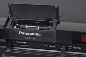 Jednostka centralna ma wbudowaną stację dokującą dla iPoda, slot na karty SD i obowiązkowe USB.