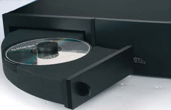 Fantastyczny pod względem solidności i zupełnie wyjątkowy mechanizm: należy ręcznie odsunąć szufladę i umieścić płytę na talerzyku, następnie położyć na nią krążek dociskowy.