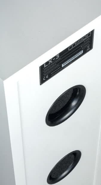 Na tylnej ściance wyprowadzono dwa tunele
bas-refleks, każdy z nich (jeden lub obydwa
naraz) możemy zamknąć piankową
zatyczką, zmieniając strojenie bas-refleksu
i poziom niskich częstotliwości.