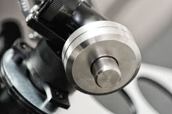 Przeciwwaga porusza się po precyzyjnym, stalowym trzpieniu.