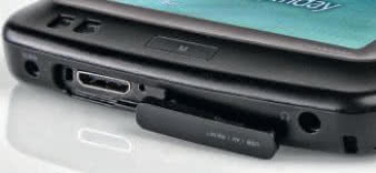 Klapka skrywa dość egzotyczne u nas, a bardzo
popularne w Korei, 20-pinowe gniazdo USB
(na szczęście przewód w komplecie) oraz Reset.
Po lewej stronie widać również głośniki (przydatne
podczas oglądania filmów). Osobne gniazdo
zasilające pozwala na ładowanie skuteczniejsze
w stosunku do mało wydajnego prądowo USB.