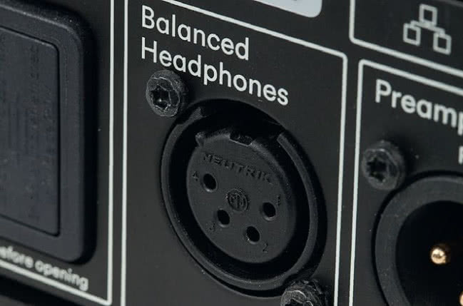 Jedno z wyjść słuchawkowych - zbalansowane XLR - umieszczono z tyłu.