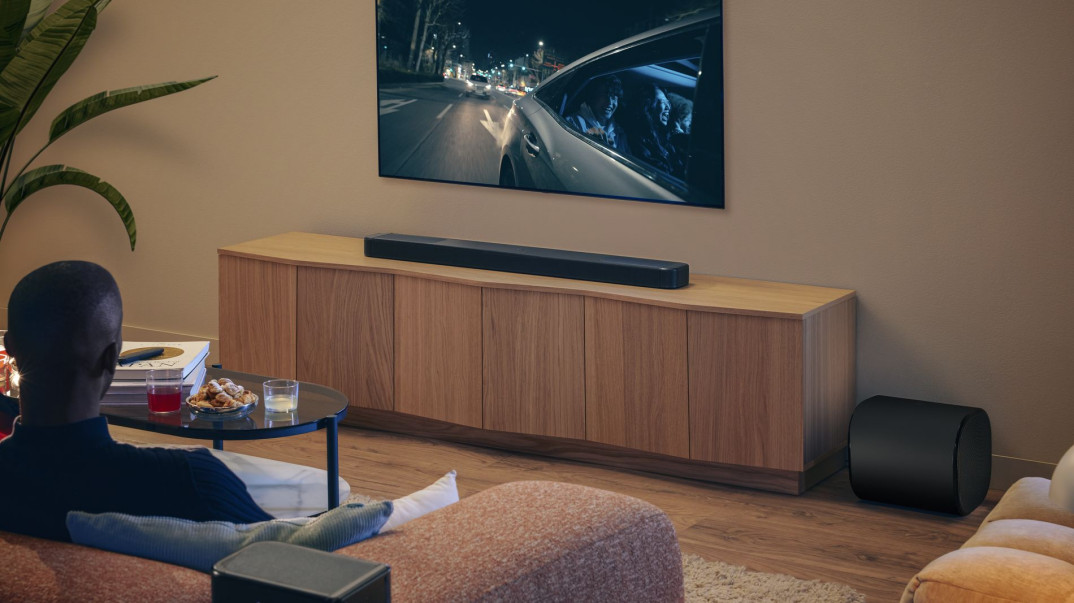 JBL Bar 1300 MK2 - system typu soundbar z odłączanymi głośnikami. Widz w środku akcji
