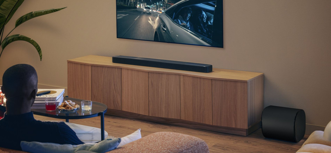 JBL Bar 1300 MK2 - system typu soundbar z odłączanymi głośnikami. Widz w środku akcji