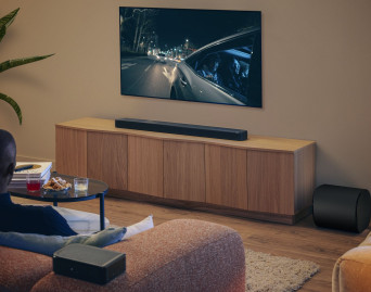 JBL Bar 1300 MK2 - system typu soundbar z odłączanymi głośnikami. Widz w środku akcji