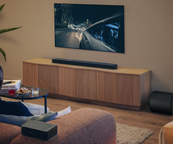 JBL Bar 1300 MK2 - system typu soundbar z odłączanymi głośnikami. Widz w środku akcji
