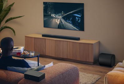 JBL Bar 1300 MK2 - system typu soundbar z odłączanymi głośnikami. Widz w środku akcji