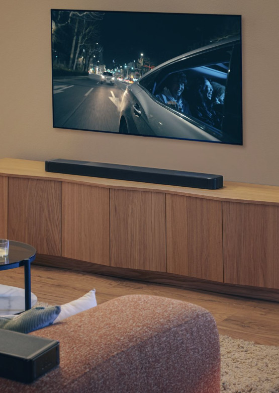 JBL Bar 1300 MK2 - system typu soundbar z odłączanymi głośnikami. Widz w środku akcji