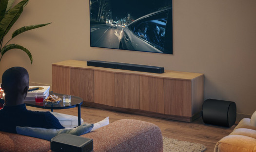 JBL Bar 1300 MK2 - system typu soundbar z odłączanymi głośnikami. Widz w środku akcji