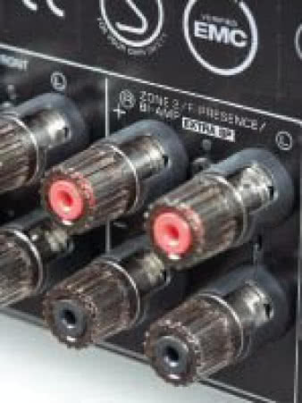 Dwa dodatkowe wyjścia
głośnikowe przydadzą
się np. do uruchomienia
drugiej strefy.