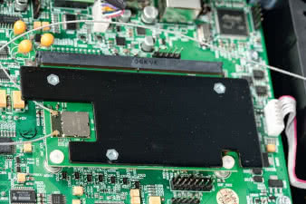 Widoczna w centrum dodatkowa płytka zawiera
układy komunikacji bezprzewodowej,
zaś anteny wklejono w boczne ścianki.