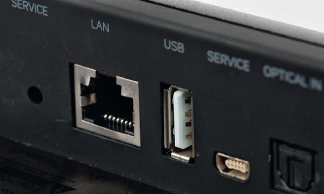 Soundbar+ ma typowy dla urządzeń Bluesound zestaw gniazd, sieć LAN i USB (do nośników pamięci).