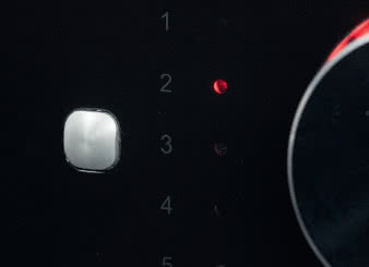 Pokrętło służy nie tylko do regulacji głośności,
ale także do wyboru źródeł, odpowiedni
tryb wybieramy przyciskiem funkcyjnym.