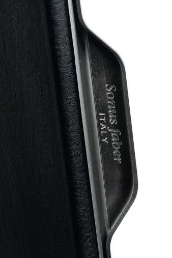 Wycięcia bocznych paneli ułatwiające ich zdejmowanie, odsłaniają logo - w wykonaniu Sonusa takie dekoracje są bardzo staranne, delikatne i eleganckie; mamy tutaj przykład kultury technicznej i artystycznej.