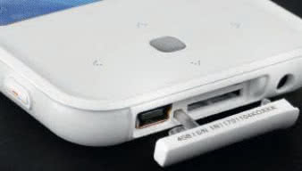 Zaślepka karty, jak i wszystkie klawisze, są bardzo
szczelne i mimo iż nie jest to urządzenie wodoodporne,
to na pewno kurzoodporne. Główne sterowanie
odbywa się za pomocą przyciskania obudowy wokół
szarego "entera".