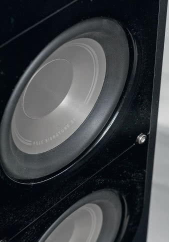 Barwa i faktura membran głośników
nisko-średniotonowych trochę sugeruje
zastosowanie metalu, ale jest to odmiana
polipropylenu.