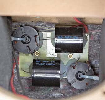 Zwrotnica została podzielona między dwie płytki; zawiera elementy dobrej klasy - głównie
cewki powietrzne i kondensatory polipropylenowe...