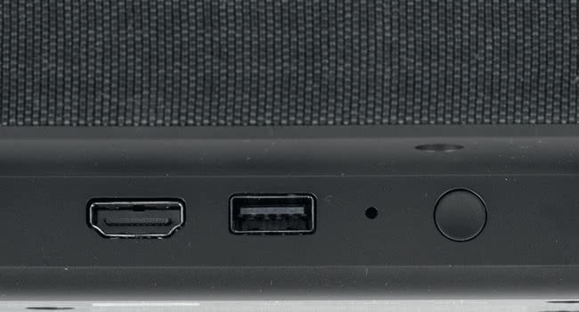 anel przyłączeniowy jest ekstremalnie skromny, ale zasadniczo praktyczny – z jednym wyjściem HDMI (eARC). Znajdujące się obok gniazdo USB służy do celów serwisowych.