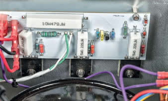 Do wąskiej płytki końcówki mocy przylutowano
sześć (w każdym kanale) jednakowych tranzystorów
mocy fi rmy Toshiba – nie są to więc, tak jak w większości
konstrukcji, pary komplementarne.