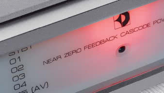 Czerwony kolor okienka z przodu urządzenia sygnalizuje, że jesteśmy w trybie stand-by.