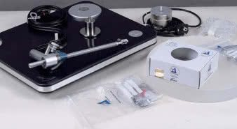 Zawartość opakowania
nie przypomina gramofonu
- trzeba go samodzielnie
złożyć oraz dokładnie ustawić
wkładkę.