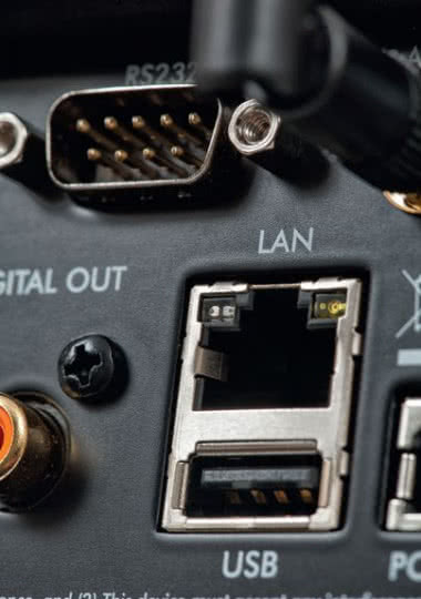 Primare rekomenduje (i słusznie) podłączanie sieci kablem LAN, wprost do I15 podłączymy również nośniki USB, odtwarzając także FLAC 24/192.