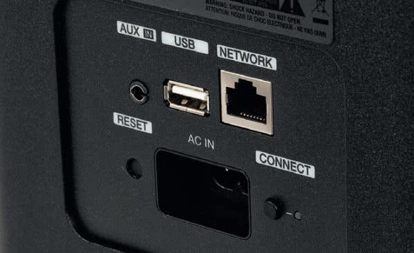 Z tyłu DSW-1H, zamiast kompletu typowych, subwooferowych gniazd, jest USB, sieć LAN, a nawet liniowe wejście AUX do strumieniowania w ramach systemu HEOS.
