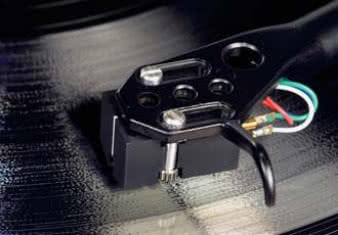 Ramię RB250 ma sztywną, odlaną wraz
z rurką główkę z charakterystycznymi, trzema
punktami mocującymi dla wkładek Regi.
Inne wkładki montujemy klasycznie, dwoma
śrubami - jak na zdjęciu.