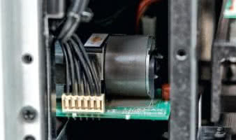 Napędzany silniczkiem czarny potencjometr
Alpsa nie znajduje się w ścieżce sygnału. Regulacją
wzmocnienia zajmują się układy scalone,
kierowane przez Alpsa.