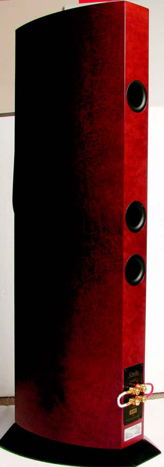 Lekkie pochylenie do tyłu wywoływane jest przez specjalny kształt cokołu. Tylna ścianka jest tak wąska, jak na to pozwalają znajdujące się tam tunele bas-refleks.