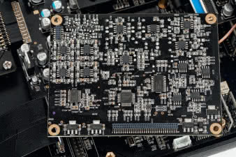 W sekcji cyfrowej rządzi AKM AK4490EQ
(zainstalowano go po wewnętrznej stronie
płytki DAC), zdolny do konwersji sygnałów
PCM 32/768 i DSD256.