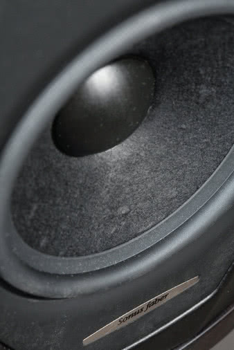 W centrum celulozowej membrany znajduje się
bardzo lekka nakładka przeciwpyłowa, wykonana
z takiego samego materiału tekstylnego, z jakiego są
szykowane kopułki wysokotonowe.