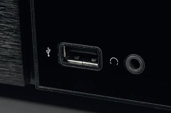 W czerni frontu chowają się dwa ważne elementy - wyjście słuchawkowe oraz gniazdo USB, które przyjmie muzykę zarówno z pendrajwów, jak i dysków twardych.