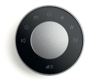 Częścią zestawu jest tradycyjny pilot (komunikacja Bluetooth), choć sterowanie wszystkimi funkcjami zapewnia aplikacja mobilna (również wyświetlacz dotykowy interfejsu użytkownika).