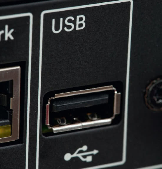 Na tylnej ściance jest jeszcze drugie złącze USB, pełni taką samą funkcję jak to z przedniego panelu. Pliki można również podać na karcie pamięci SD.