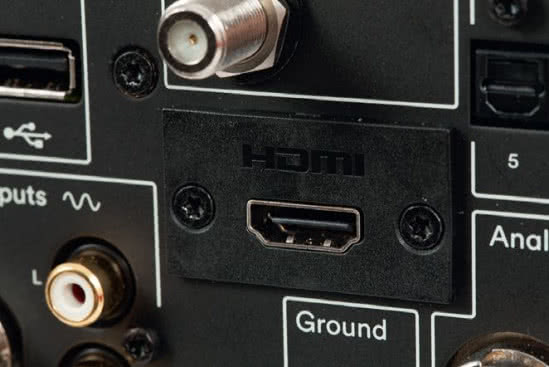 Urządzenia typu all-in-one coraz częściej są gotowe do pracy w środowisku A/V, stąd obecność wejścia HDMI z protokołem ARC.